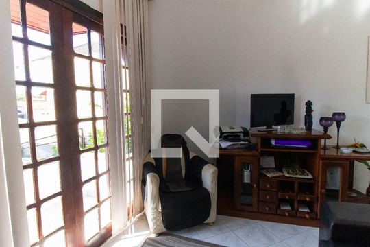 Sala de casa à venda com 3 quartos, 490m² em Camboinhas, Niterói