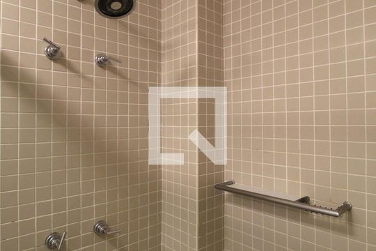 Banheiro da Suíte de apartamento à venda com 1 quarto, 109m² em Vila Nova Conceição, São Paulo