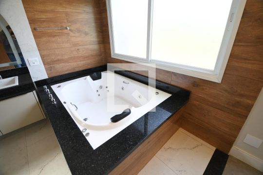 Banheiro Quarto 1 - Suíte de casa de condomínio à venda com 4 quartos, 402m² em Alphaville Dom Pedro, Campinas
