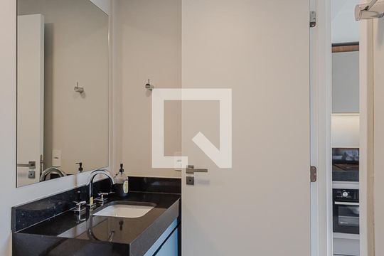 Banheiro de kitnet/studio para alugar com 1 quarto, 27m² em Pinheiros, São Paulo