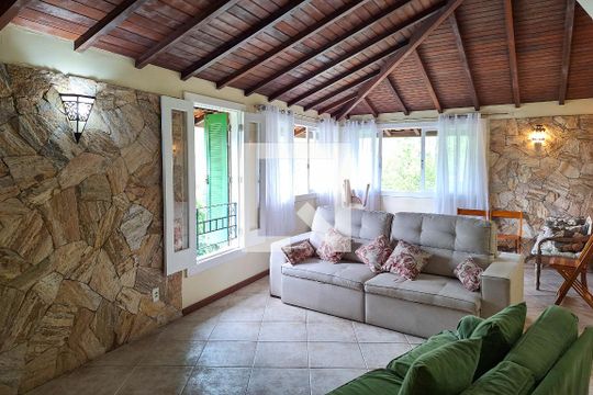 Sala de casa de condomínio à venda com 5 quartos, 236m² em Matapaca, Niterói