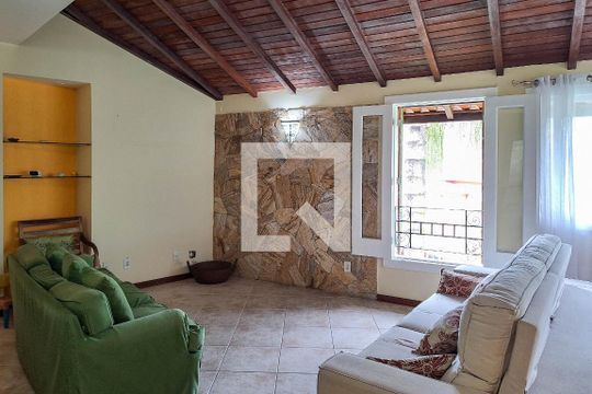 Sala de casa de condomínio à venda com 5 quartos, 236m² em Matapaca, Niterói