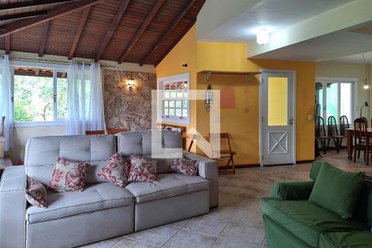 Sala de casa de condomínio à venda com 5 quartos, 236m² em Matapaca, Niterói