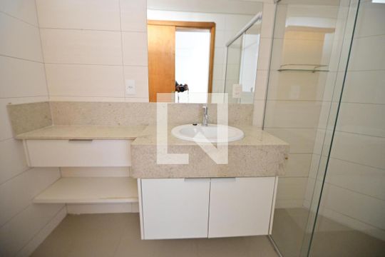Banheiro de kitnet/studio para alugar com 1 quarto, 60m² em Setor Bueno, Goiânia