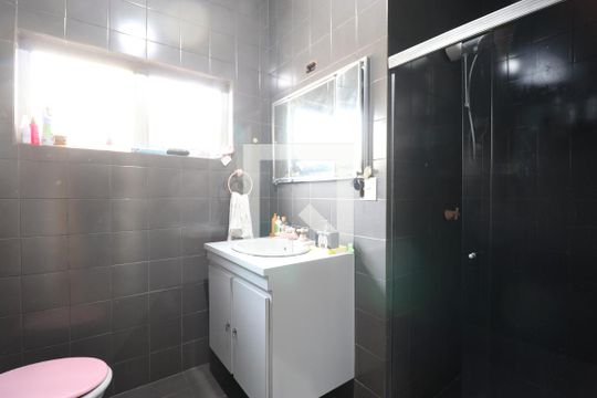 Banheiro de casa à venda com 3 quartos, 135m² em Alto de Pinheiros, São Paulo