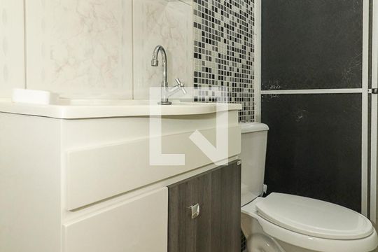 Banheiro de apartamento para alugar com 1 quarto, 43m² em Jardim Lindóia, Porto Alegre