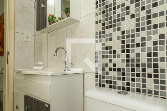 Banheiro de apartamento para alugar com 1 quarto, 43m² em Jardim Lindóia, Porto Alegre
