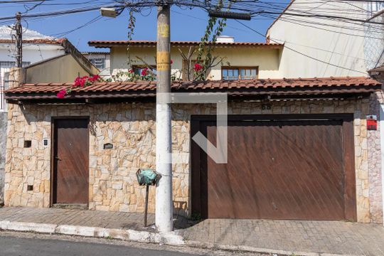 Fachada de casa à venda com 2 quartos, 100m² em Vila Mesquita, São Paulo