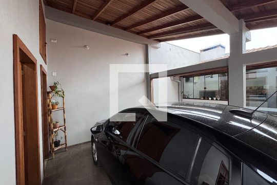 Garagem de casa à venda com 3 quartos, 150m² em Santos Dumont, São Leopoldo