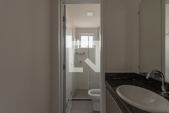 Banheiro de kitnet/studio para alugar com 1 quarto, 35m² em Jardim Atlântico, Belo Horizonte