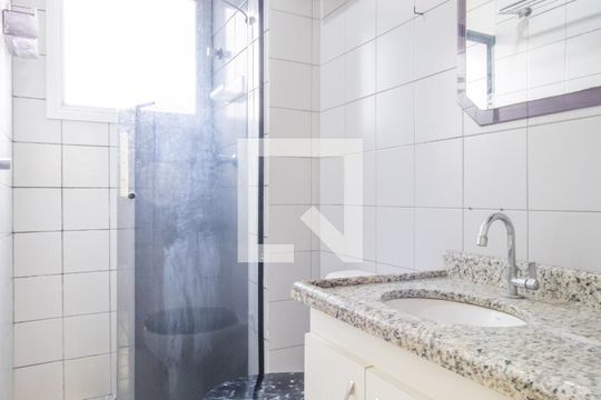 Banheiro de apartamento para alugar com 2 quartos, 55m² em Vl Ayrosa, Osasco