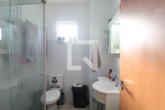Banheiro de apartamento à venda com 2 quartos, 42m² em Olaria, Canoas
