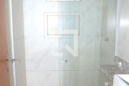 Banheiro de apartamento para alugar com 2 quartos, 45m² em Jardim Vitoria, Belo Horizonte