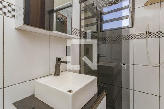 Banheiro de apartamento para alugar com 2 quartos, 60m² em Jardim Patente, São Paulo