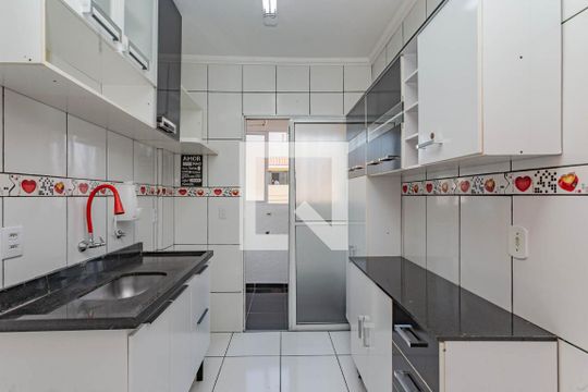 Cozinha de apartamento para alugar com 2 quartos, 60m² em Jardim Patente, São Paulo