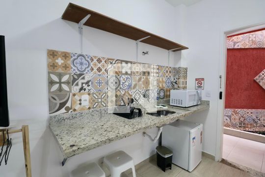 Cozinha de apartamento para alugar com 1 quarto, 20m² em Jardim Virginia, Guarujá
