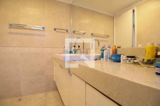 Banheiro do Quarto 2 de apartamento para alugar com 4 quartos, 242m² em Jardim Morumbi, São Paulo