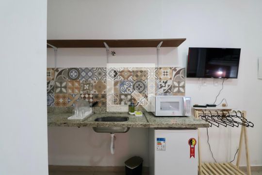 Cozinha de apartamento para alugar com 1 quarto, 20m² em Jardim Virginia, Guarujá