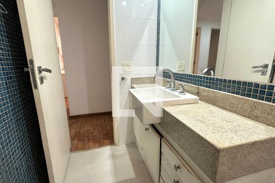 Banheiro Social de apartamento à venda com 4 quartos, 267m² em Copacabana, Rio de Janeiro