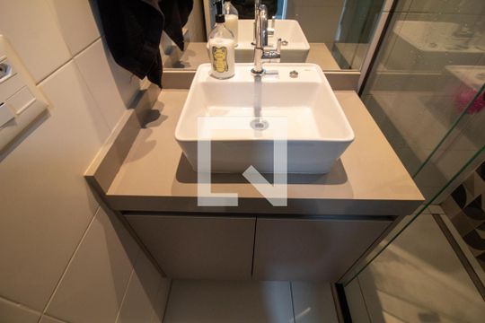Banheiro de kitnet/studio à venda com 1 quarto, 26m² em Santo Amaro, São Paulo