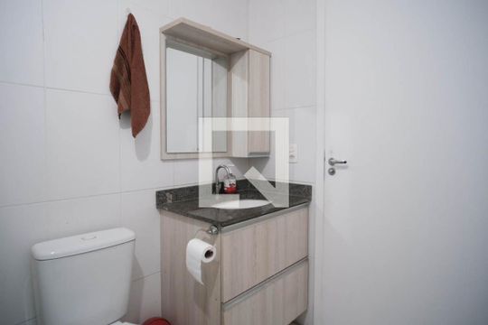 Banheiro de apartamento para alugar com 1 quarto, 33m² em Jardim Santa Teresinha, São Paulo
