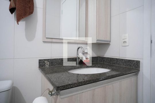 Banheiro de apartamento para alugar com 1 quarto, 33m² em Jardim Santa Teresinha, São Paulo