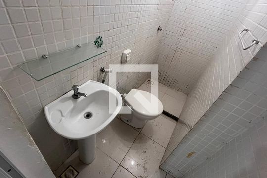 Banheiro de kitnet/studio para alugar com 1 quarto, 35m² em Recreio dos Bandeirantes, Rio de Janeiro