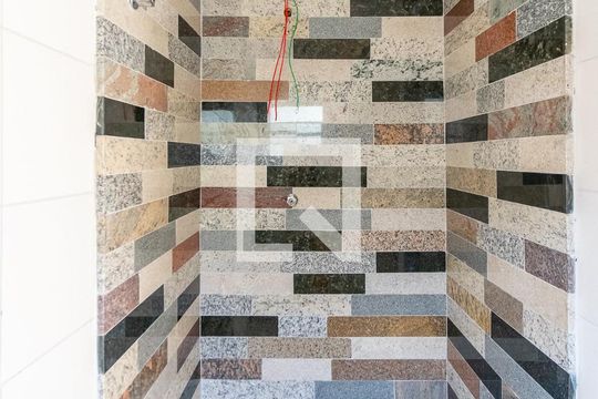 Banheiro da Suíte 1 de casa de condomínio à venda com 2 quartos, 75m² em Conjunto Residencial Jardim Canaa, São Paulo