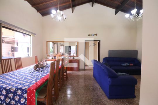 Sala de casa para alugar com 4 quartos, 840m² em Vila Julia, Guarujá
