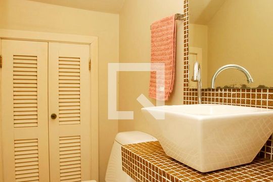 Lavabo  de casa à venda com 3 quartos, 248m² em Centro Histórico, Porto Alegre
