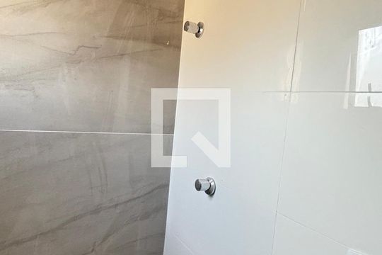 Banheiro da Suíte 1 de casa à venda com 2 quartos, 70m² em Vila Alto de Santo Andre, Santo André