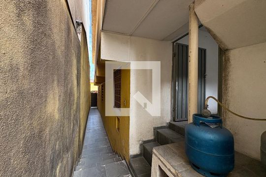 Quintal entre as casas  de casa à venda com 5 quartos, 264m² em Vila Sao Pedro, Santo André