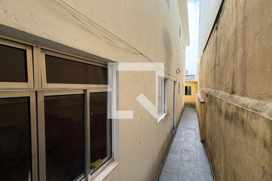 Quintal entre as casas  de casa à venda com 5 quartos, 264m² em Vila Sao Pedro, Santo André