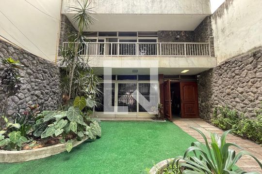 Fachada de casa à venda com 3 quartos, 300m² em Tijuca, Rio de Janeiro