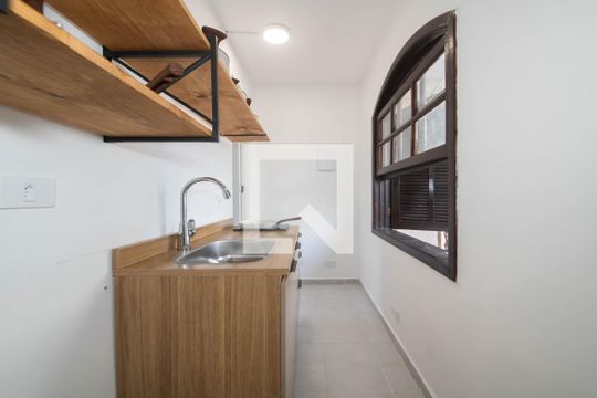 Cozinha de kitnet/studio para alugar com 1 quarto, 15m² em Vila Gertrudes, São Paulo