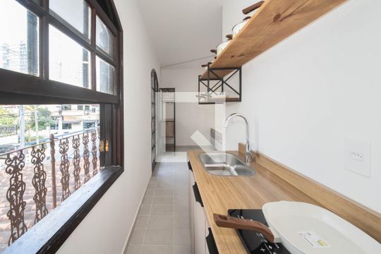 Cozinha de kitnet/studio para alugar com 1 quarto, 15m² em Vila Gertrudes, São Paulo