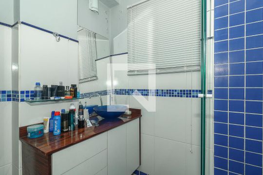 Banheiro de apartamento à venda com 1 quarto, 63m² em Floresta, Porto Alegre