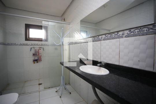 Banheiro da Suíte de casa à venda com 4 quartos, 212m² em Jardim do Salso, Porto Alegre