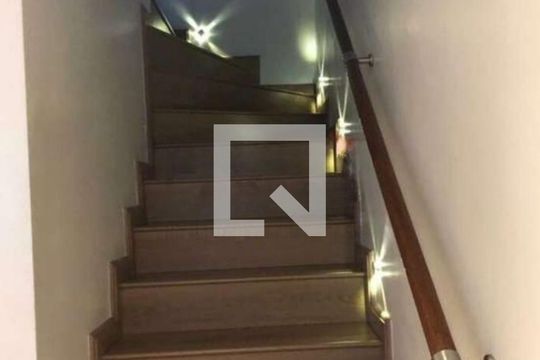 Escada de casa à venda com 3 quartos, 210m² em Vila Nivi, São Paulo