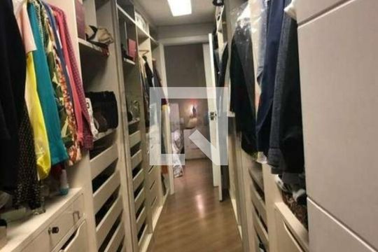 Closet de casa à venda com 3 quartos, 210m² em Vila Nivi, São Paulo