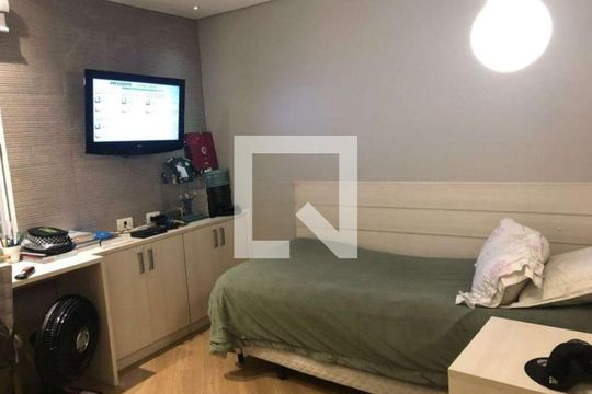 Quarto de casa à venda com 3 quartos, 210m² em Vila Nivi, São Paulo