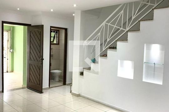 Casa à venda com 3 quartos, 200m² em Vila Nivi, São Paulo