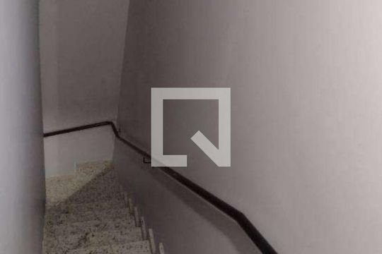 Escada de casa à venda com 2 quartos, 130m² em Vila Nivi, São Paulo