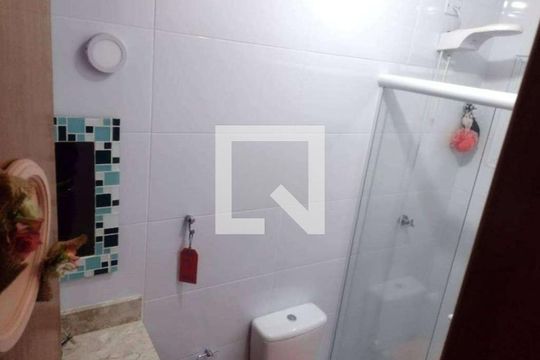Banheiro de casa à venda com 2 quartos, 130m² em Vila Nivi, São Paulo