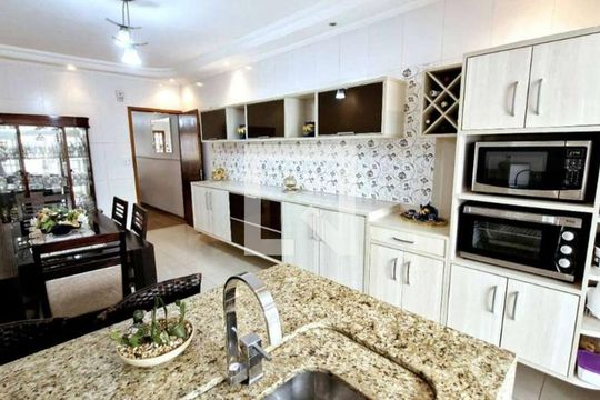 Casa à venda com 3 quartos, 200m² em Vila Nivi, São Paulo