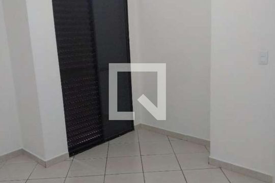 Quarto de casa à venda com 2 quartos, 130m² em Vila Nivi, São Paulo