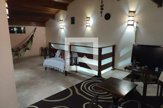 Casa à venda com 3 quartos, 270m² em Vila Nivi, São Paulo