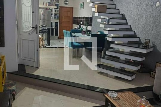 Casa à venda com 3 quartos, 270m² em Vila Nivi, São Paulo