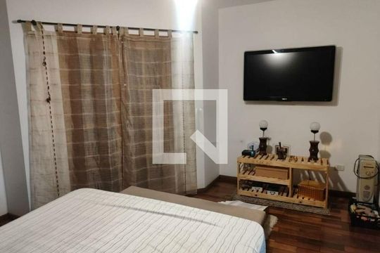 Quarto de casa à venda com 3 quartos, 270m² em Vila Nivi, São Paulo