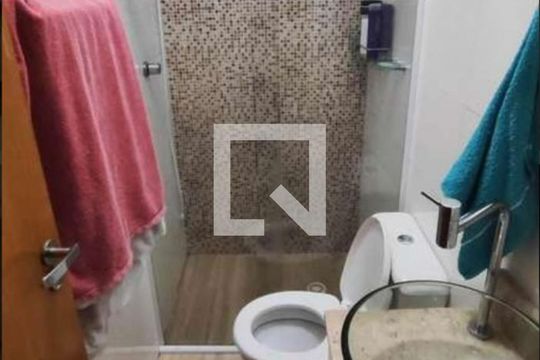 Banheiro de casa à venda com 2 quartos, 250m² em Vila Nivi, São Paulo